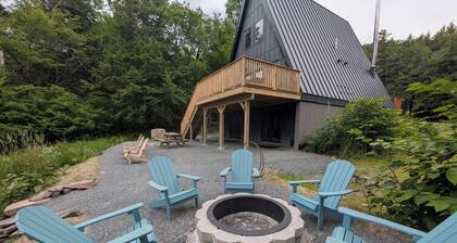 Charming 3-bedroom chalet in marvelous Livingston Manor with a majestic Stream