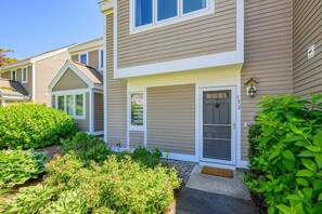 A two-story house with a front porch, a screened door, and a mailbox. - Brewster townhouse near beach & golf (Brewster)