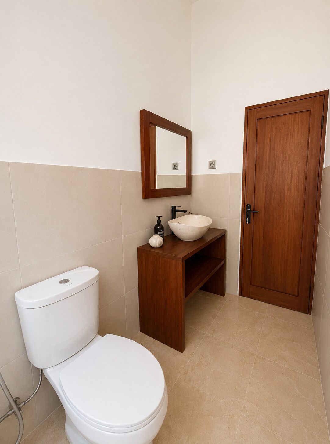 Douche, serviettes fournies, savon, papier toilette