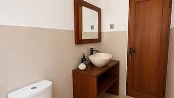 Douche, serviettes fournies, savon, papier toilette