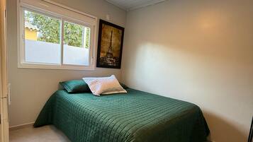 Iron/ironing board, internet, bed sheets