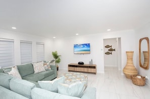 Smart TV - Your Perfect Cape Coral Getaway Awaits! Sleeps up to 10 guest (Cape Coral)