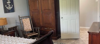 Cozy 3-bedroom river front cottage. 22 minutes from Notre Dame stadium.