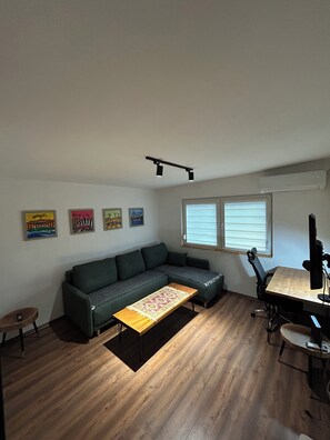 Living area - Affordable Cozy Apartment in Skopje (Skopje)