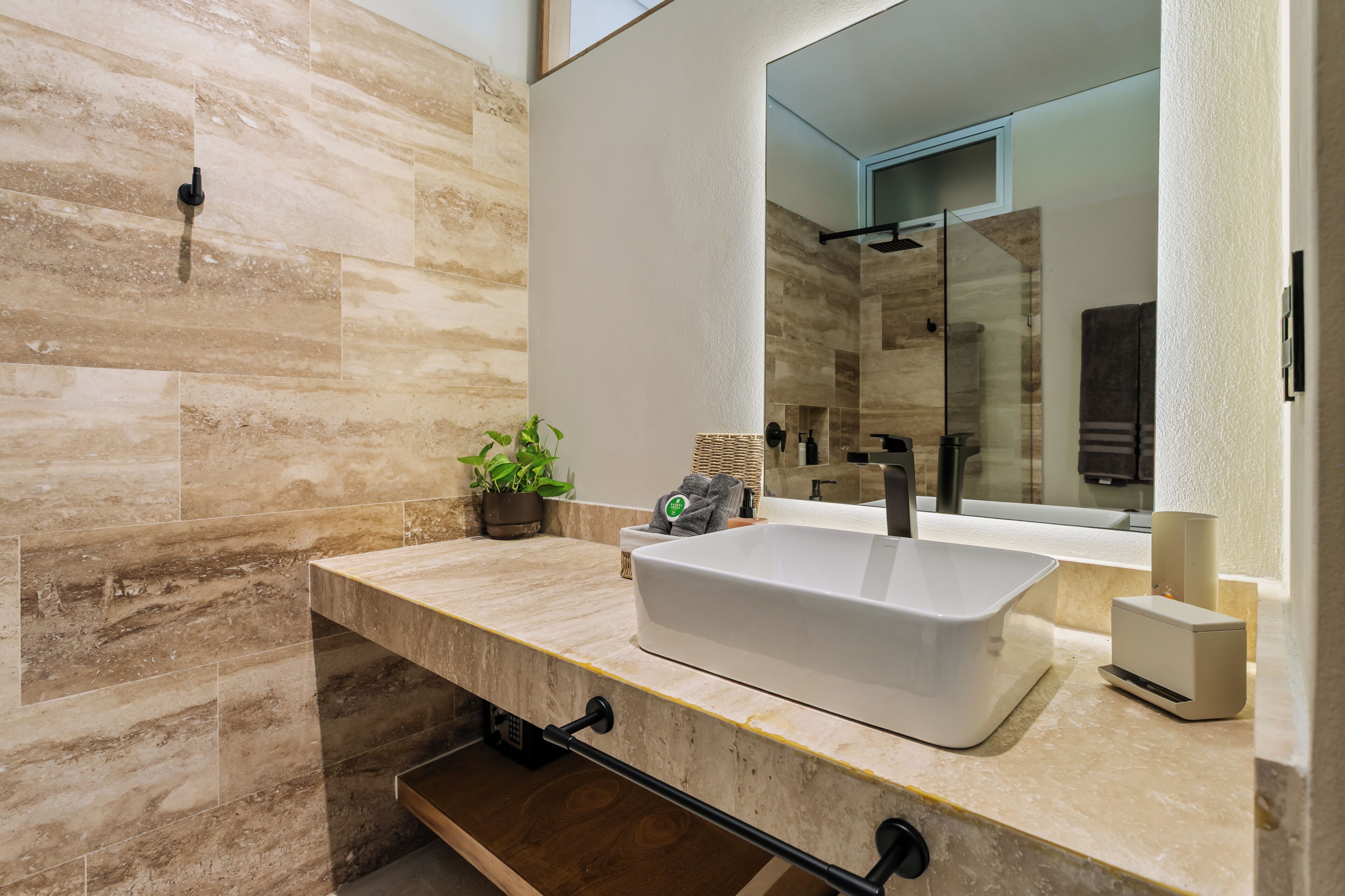 Deluxe Double Room | Bathroom | Hair dryer, towels, soap, shampoo