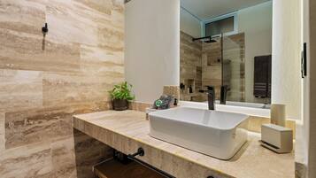 Deluxe Double Room | Bathroom | Hair dryer, towels, soap, shampoo