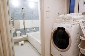 Bathroom - （言公館）Entire Osaka House | 3BR | 5 Min Walk to Station | Near Namba | Sleeps 8 (Osaka)