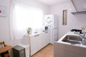 Private kitchen - （言公館）Entire Osaka House | 3BR | 5 Min Walk to Station | Near Namba | Sleeps 8 (Osaka)