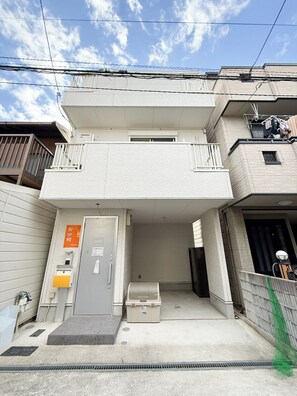 Exterior - （言公館）Entire Osaka House | 3BR | 5 Min Walk to Station | Near Namba | Sleeps 8 (Osaka)