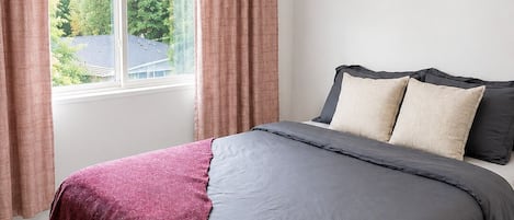 3 bedrooms, iron/ironing board, WiFi, bed sheets