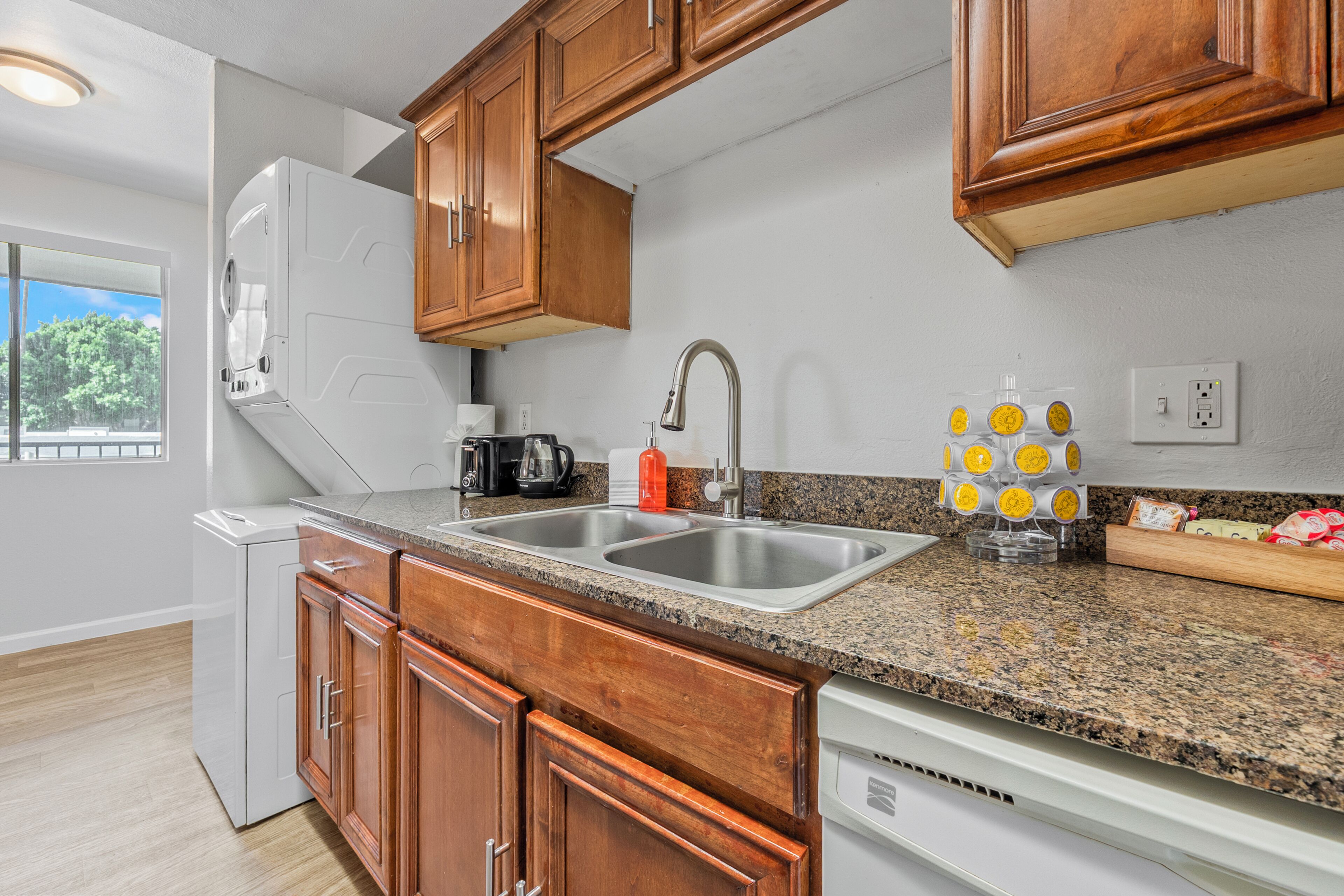 Coffee/tea maker, fridge, microwave, oven
