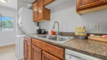 Coffee/tea maker, fridge, microwave, oven