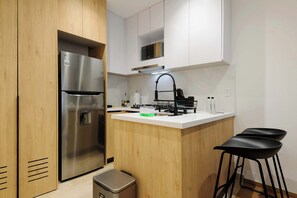 Wasserkocher mit Kaffee-/Teezubehör, Kühlschrank, Mikrowelle, Ofen