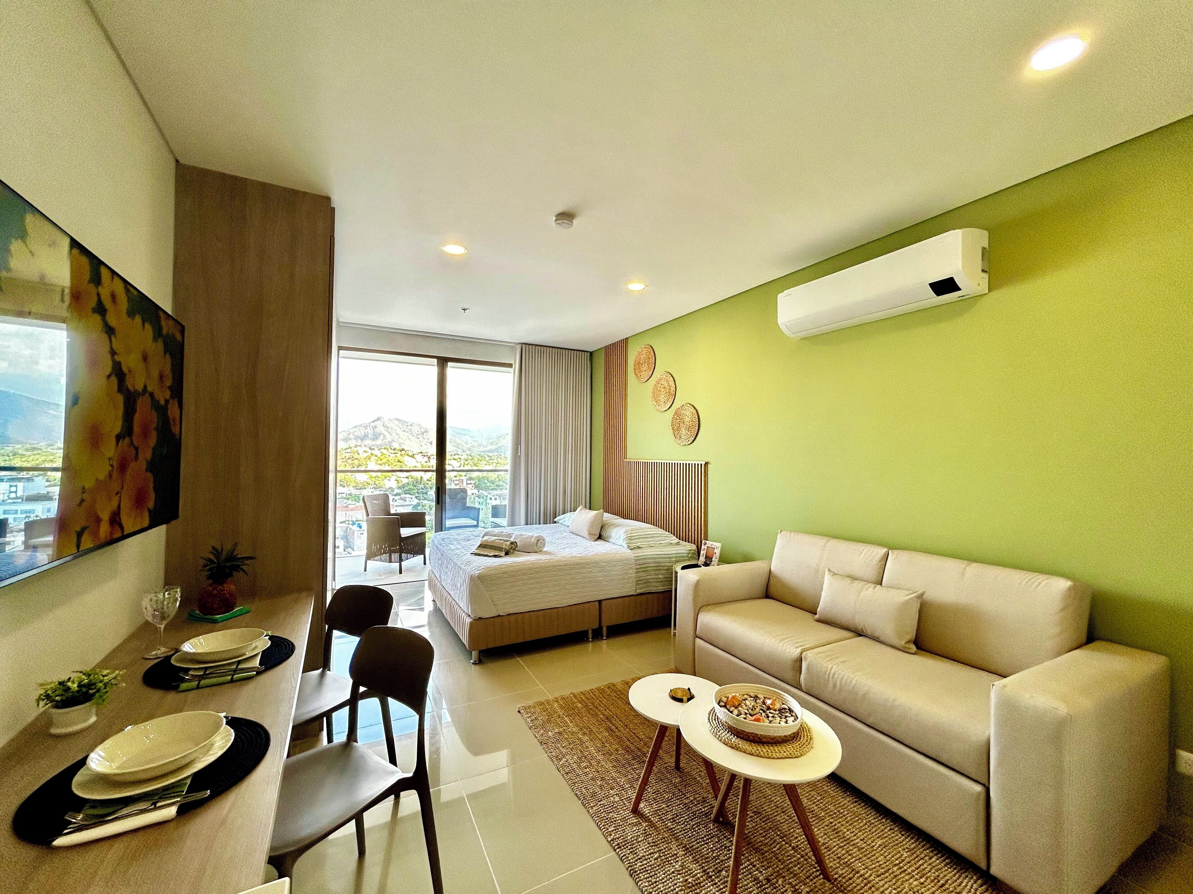 Apartemen, pemandangan kota | Area keluarga | Smart TV 55-inci dengan saluran TV kabel, Netflix, dan layanan streaming