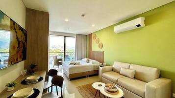 Apartemen, pemandangan kota | Area keluarga | Smart TV 55-inci dengan saluran TV kabel, Netflix, dan layanan streaming