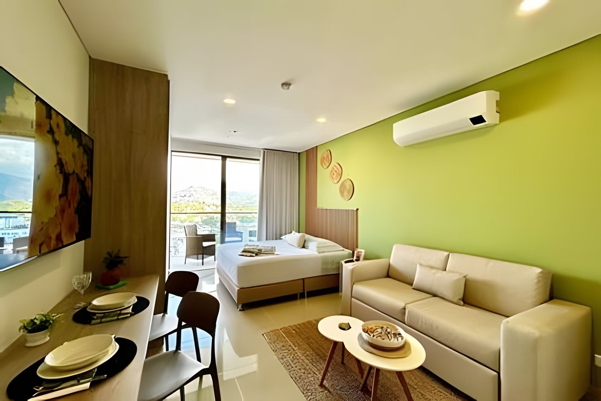 Apartamento superior, vistas a la ciudad | Zona de estar | Smart TV de 55 pulgadas con canales por cable, Netflix