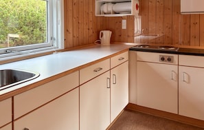 Wasserkocher mit Kaffee-/Teezubehör, Kühlschrank, Mikrowelle, Herdplatte