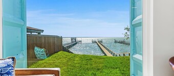 Castaways Cabin on Baffin Bay with Private Pier