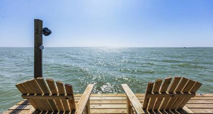 Castaways Cabin on Baffin Bay with Private Pier