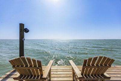 Castaways Cabin on Baffin Bay with Private Pier