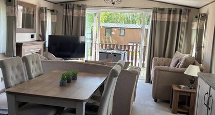 2-Bed Cabin - Sleeps 5 - Parking - Pet Friendly