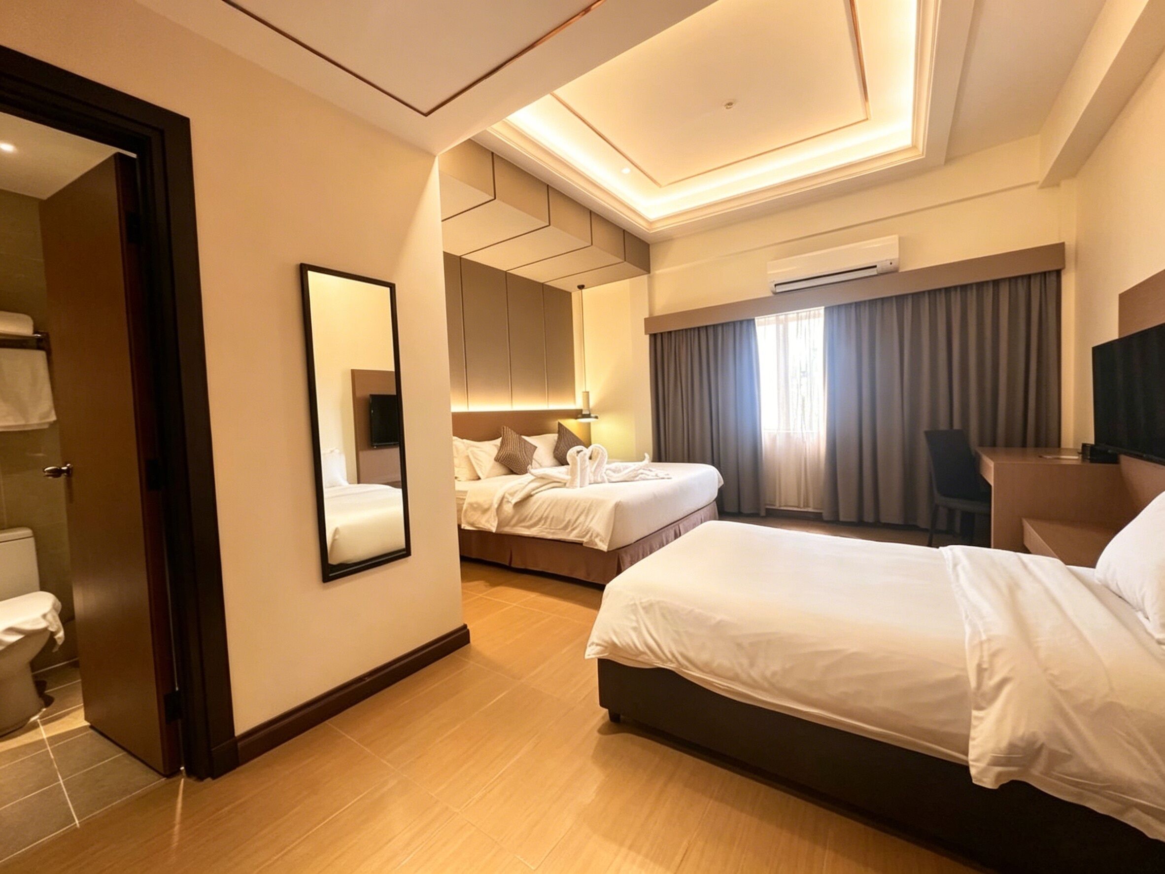 Habitación triple Deluxe, vista a la ciudad | Escritorio, cortinas blackout y insonorización 