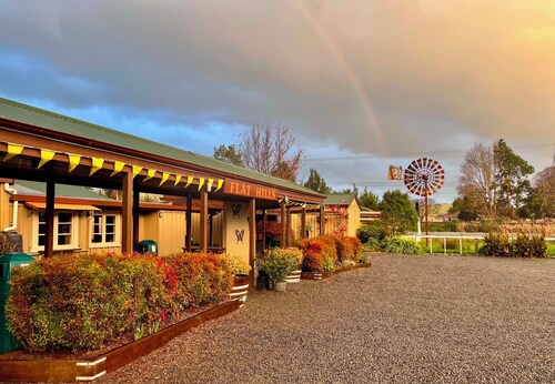 Pod 4 at Flat Hills Cafe and Tourist Park - King Pod off SH1 (accessible pod)
