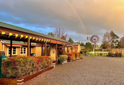 Pod 4 at Flat Hills Cafe and Tourist Park - King Pod off SH1 (accessible pod)
