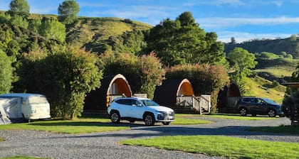 Pod 4 at Flat Hills Cafe and Tourist Park - King Pod off SH1 (accessible pod)