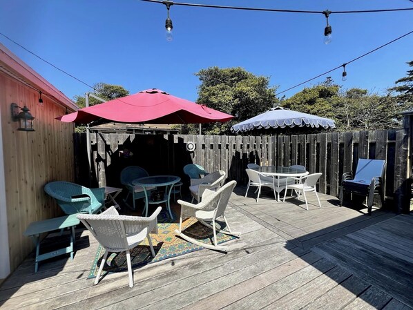 Outdoor dining - Fire Island Beach House (Ocean Beach)