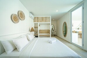 A bedroom with a large bed, a wardrobe, a mirror, and a view through a glass door. - VON Hideaway Uluwatu (Ungasan)
