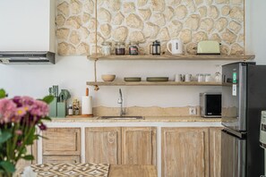 Villa, 2 soverom, terrasse, bassengutsikt | Eget kjøkken | Vannkoker, brødrister, rengjøringsutstyr og fryser