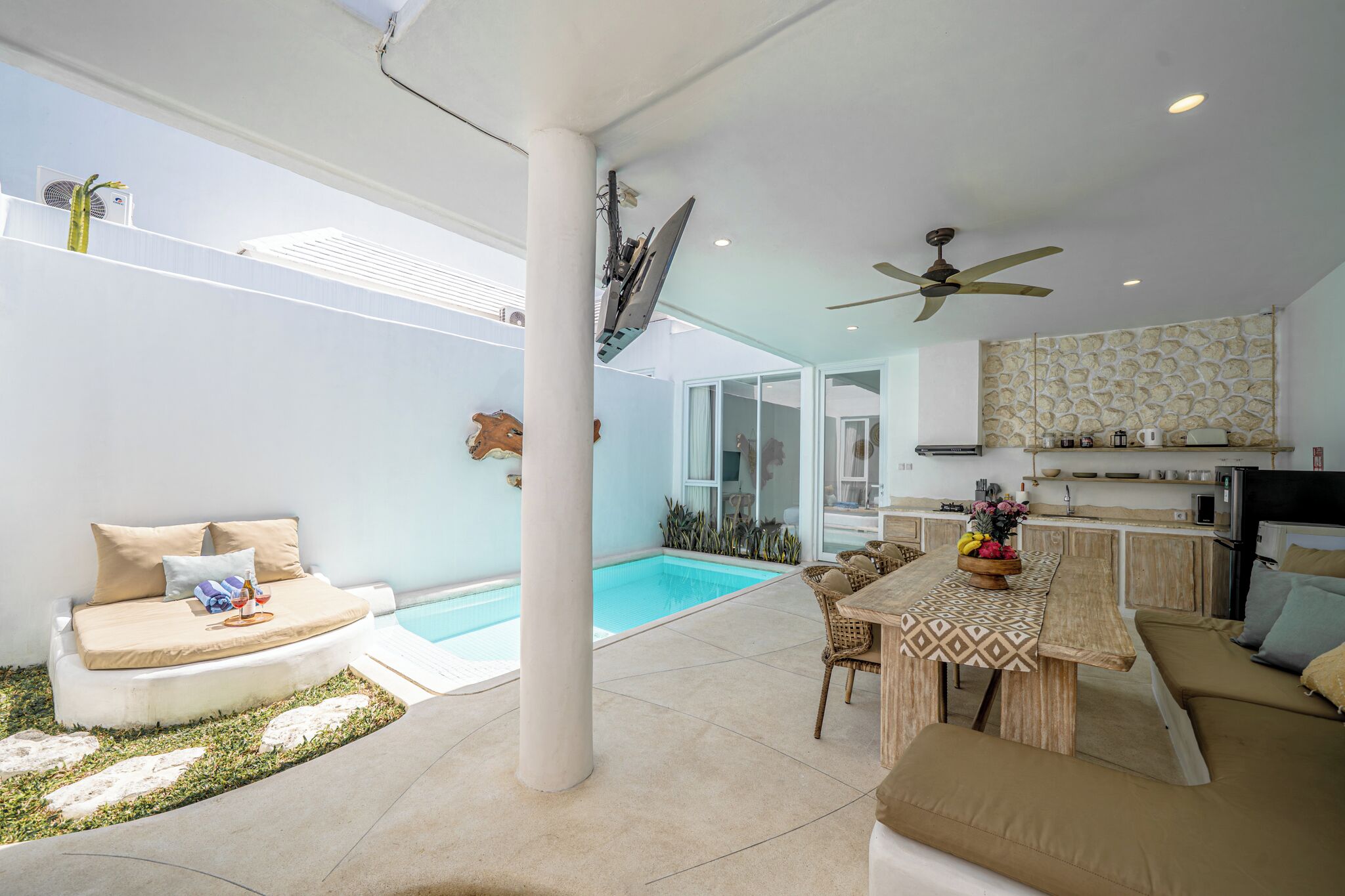 Outdoor pool, pool loungers