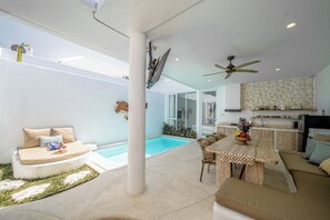 Outdoor pool, pool loungers - VON Hideaway Uluwatu (Ungasan)
