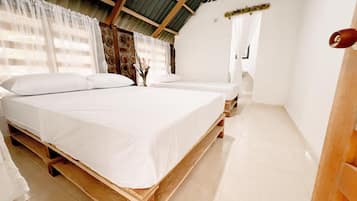Tabla de planchar con plancha y ropa de cama