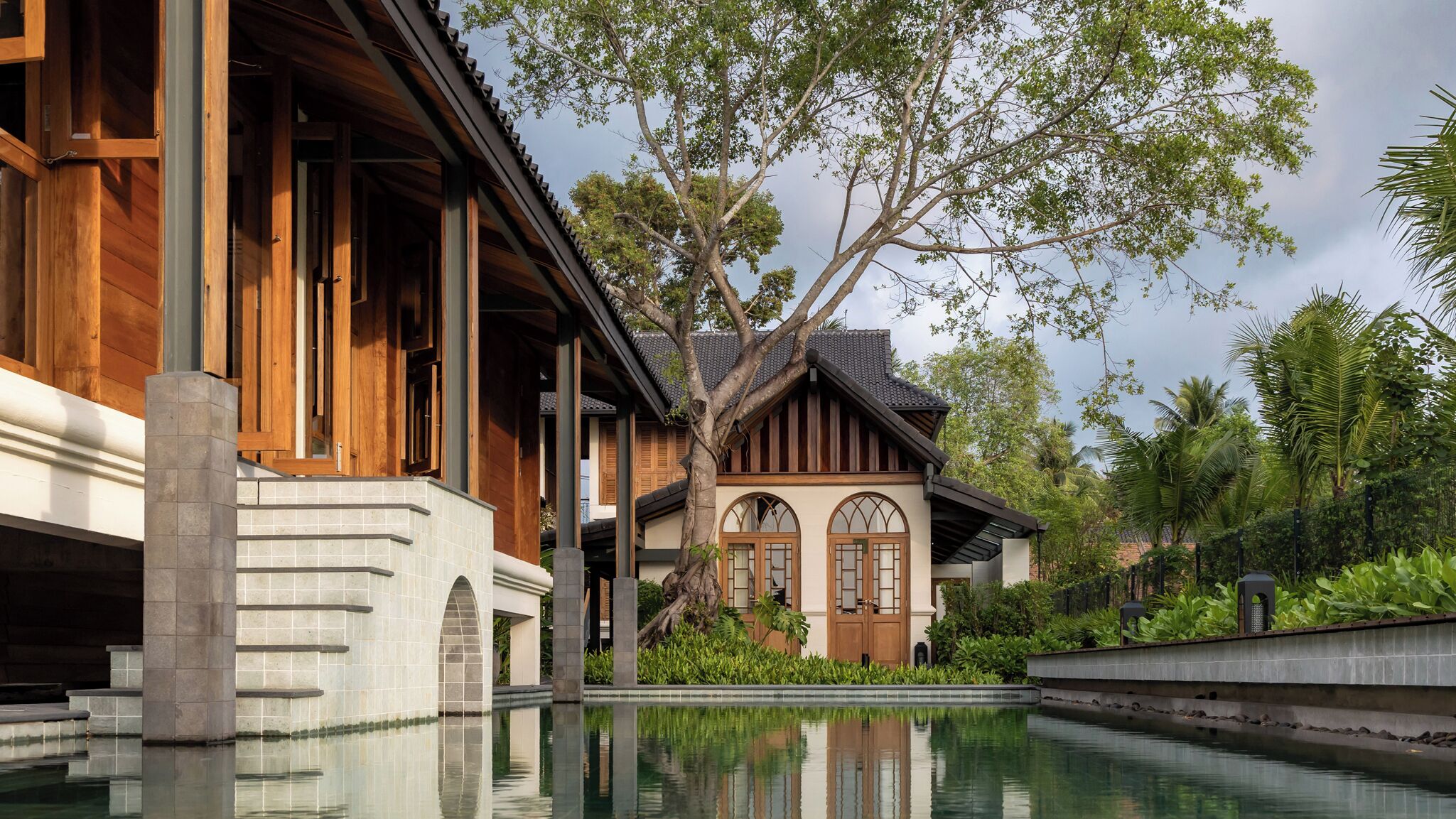 Una piscina al aire libre, sombrillas, sillones reclinables de piscina