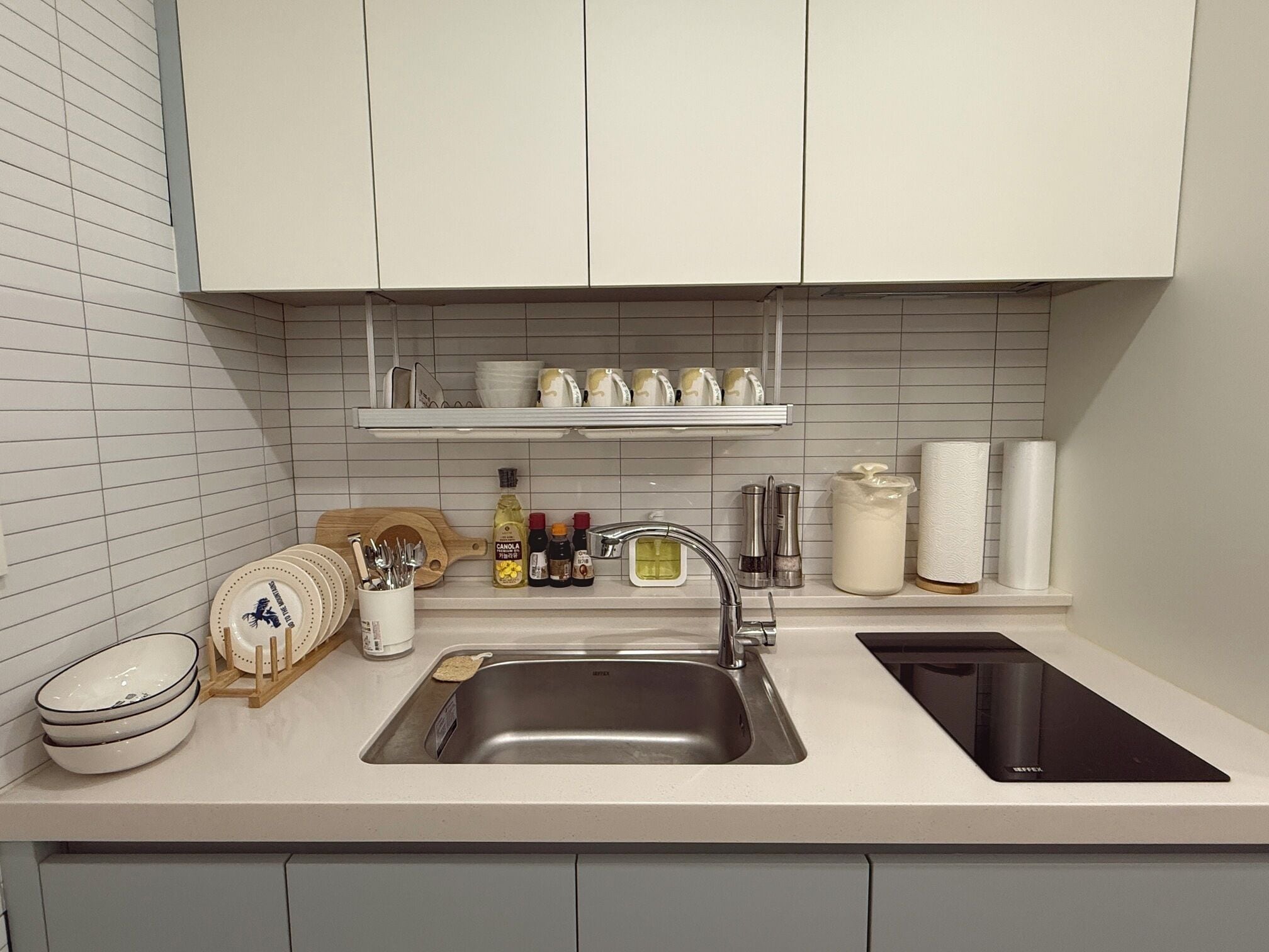 Full-size fridge, microwave, stovetop, cookware/dishes/utensils