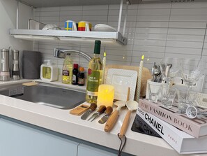 Täysikokoinen jääkaappi, mikroaaltouuni, liesi