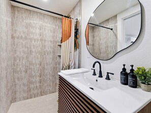 Een douche, handdoeken, zeep, shampoo