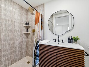 Een douche, handdoeken, zeep, shampoo