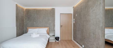 Planxa i posts de planxar, wifi i roba de llit