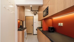 Eine kleine Küche mit Mikrowelle, Toaster und Kaffeemaschine.