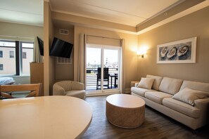 Living area - #228 - Ballou Skies-  Coastal Studio – Water Views, Walk to Downtown Dining! (Morehead City)