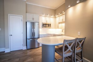 Private kitchen - #228 - Ballou Skies-  Coastal Studio – Water Views, Walk to Downtown Dining! (Morehead City)