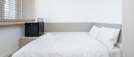 Tabla de planchar con plancha, wifi y ropa de cama