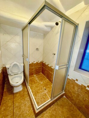 Family Quadruple Room | Bathroom | Towels, soap, shampoo, toilet paper - Cusi Guest House (Cusco)
