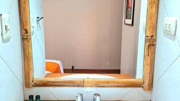 Doppelzimmer | Badezimmer | Handtücher, Seife, Shampoo, Toilettenpapier