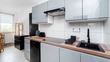 Fridge, microwave, stovetop