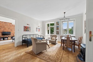 Un salón amplio con chimenea, comedor y cocina.