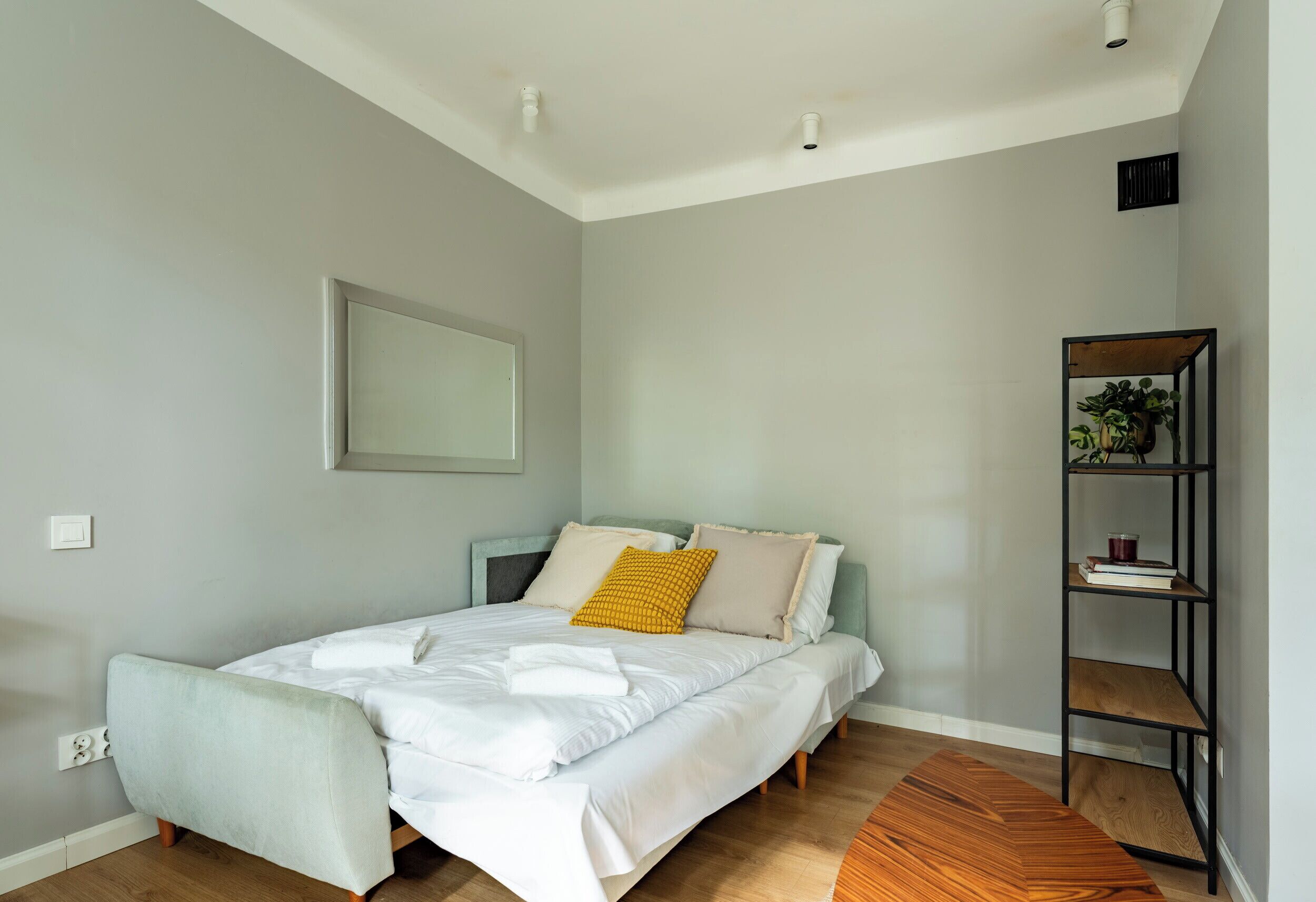 Tabla de planchar con plancha, wifi y ropa de cama 